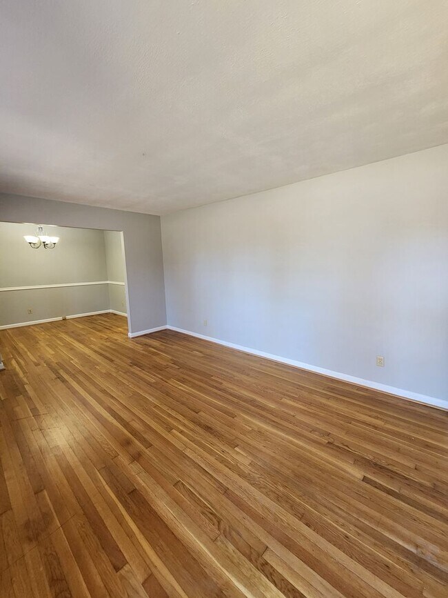 Foto del edificio - Spacious 3-Bedroom Brick Home with Two Living Areas & Fenced Backyard!