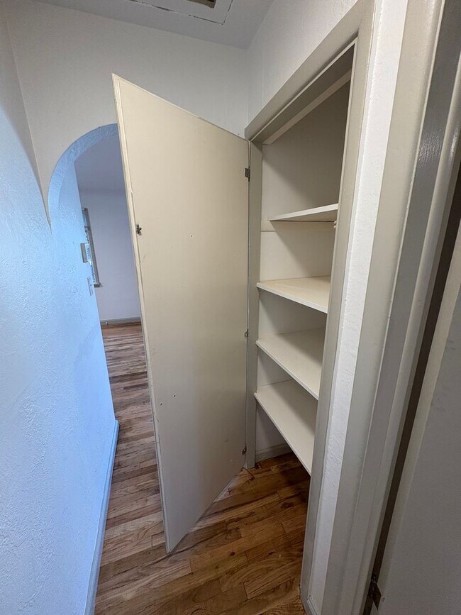 Building Photo - Newly Renovated 1 Bed 1 Bath Home