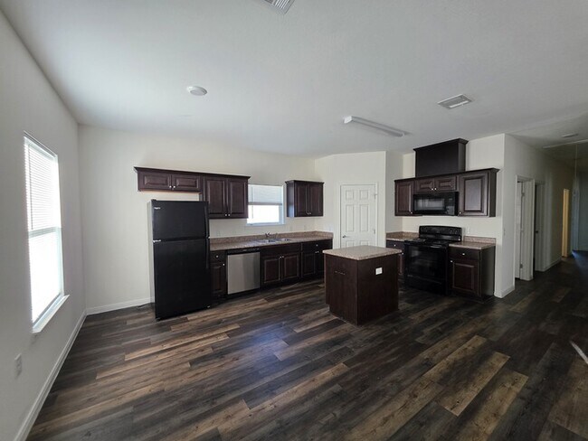 Building Photo - 4/2/2-Ready for Move In