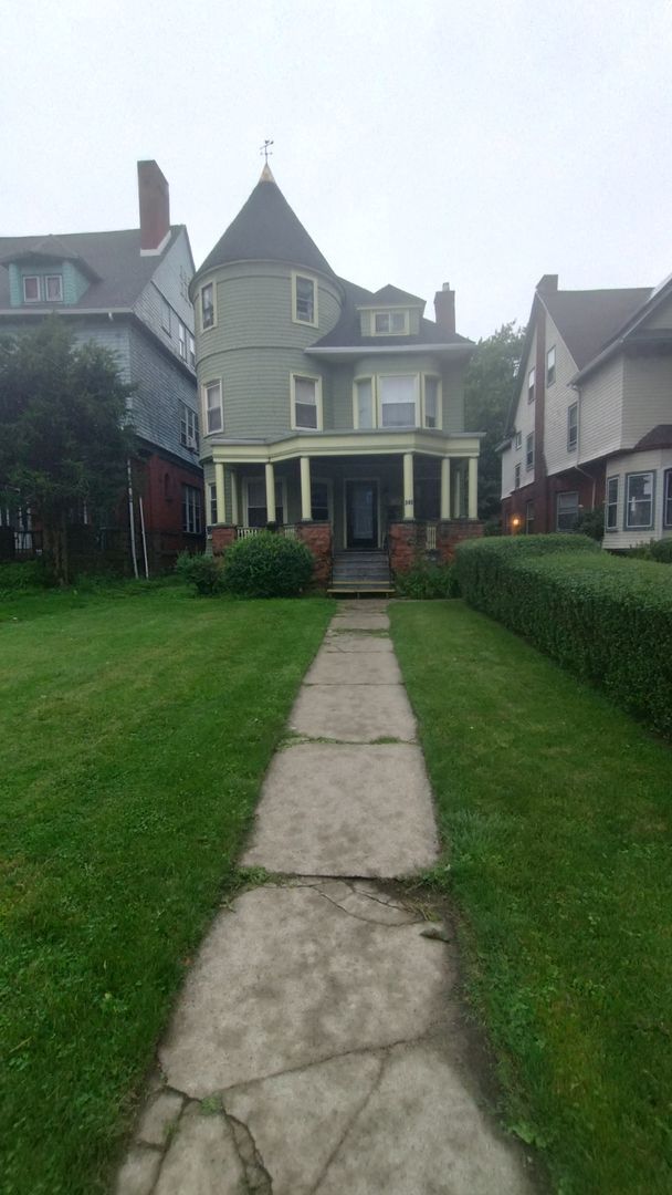 Building Photo - Historic Mansion Rooms for Rent – All Utilities Included