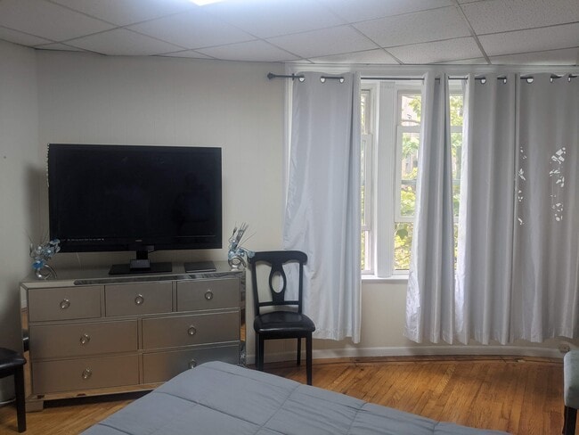 BEDROOM WITH BAY WINDOWS - 2 Grant St