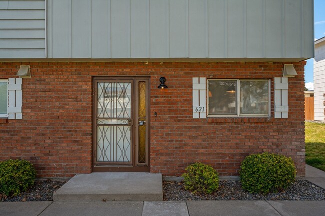 Building Photo - 2 Story Townhouse Recently Renovated in Re...