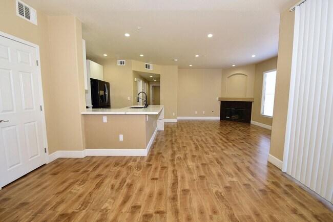 Foto del edificio - SPECIOUS 2 BED 2 BATH CONDO WITH ATTACHED ...