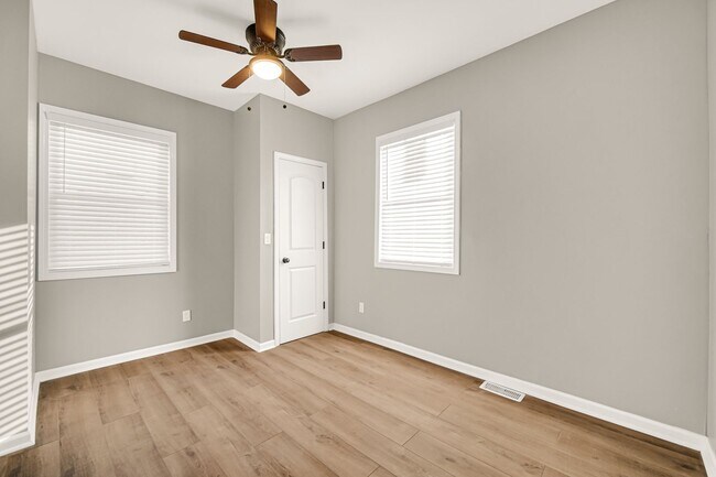 Foto del edificio - SCHEDULE YOUR APPOINTMENT TODAY & COME SEE...