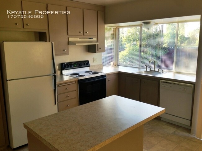 Building Photo - Lovely home located near Kaiser