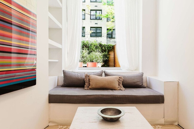 Foto del edificio - 323 E 51st St