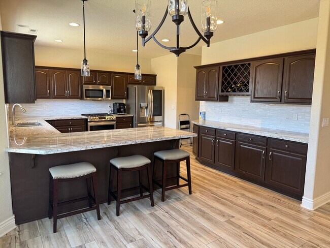 Foto del edificio - 1361 Elges Ave