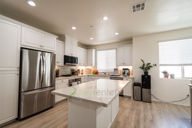 Foto del edificio - Stunning Verano at Skyline |Gated Community |HOA, Pool, Playground