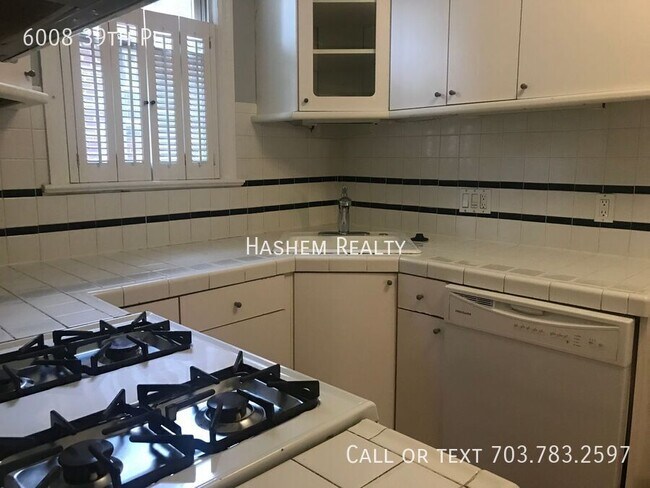 Foto del edificio - 6008 39th Pl