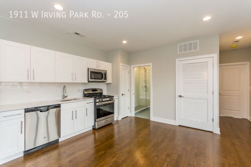 Building Photo - Newly Renovated Luxury 1 Bed Steps From Br...