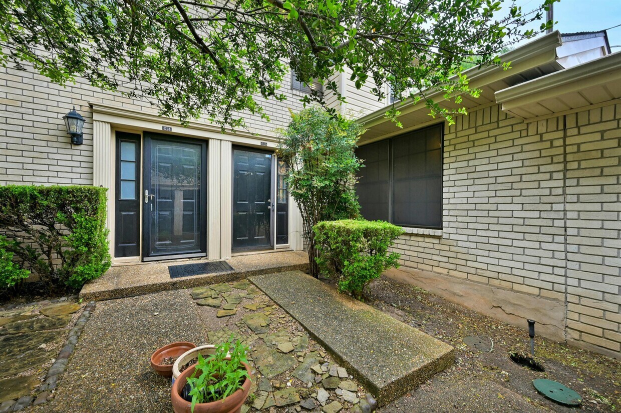 Foto principal - 8400 Jamestown Dr