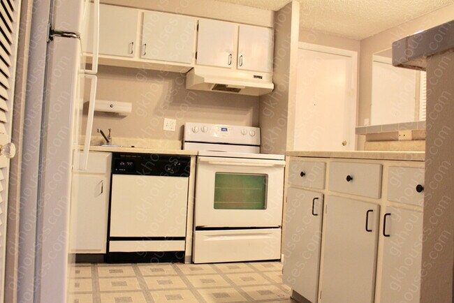 Foto del edificio - 8828 E Florida Ave