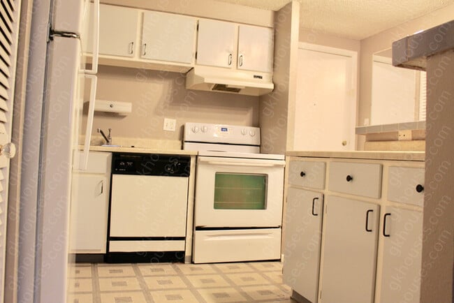 Building Photo - 8828 E Florida Ave