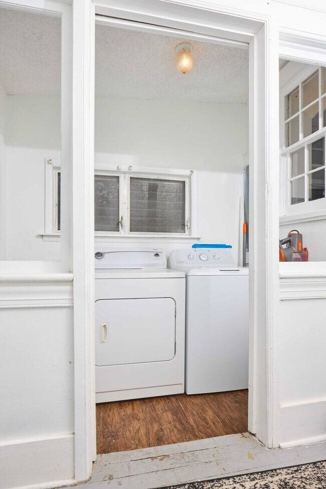 Foto del edificio - Historic Cottage Near Memorial Hospital & Savannah State – Unfurnished Long-Term Rental