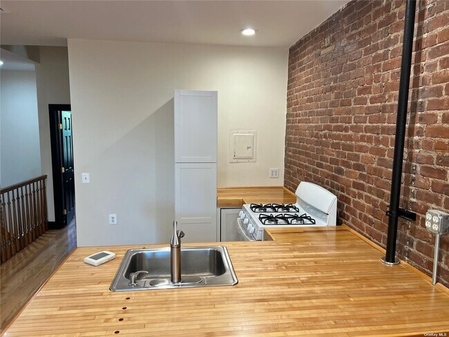 Foto del edificio - 6808 Woodside Ave