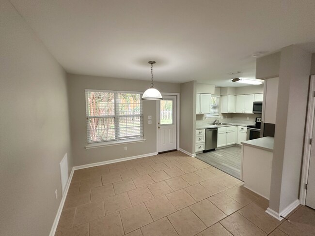Building Photo - 3045 Camelliawood Cir E