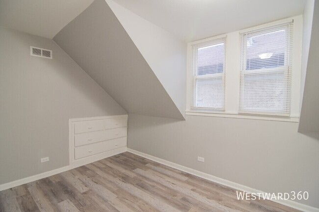 Building Photo - Gut rehabbed attic 1bedroom available Apri...