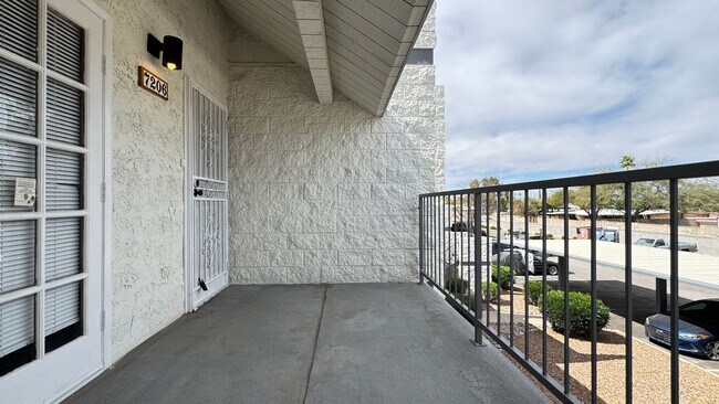Foto del edificio - Eastside (Golf Links and Pantano) spacious 2nd floor 2 bed, 2 bath condo!