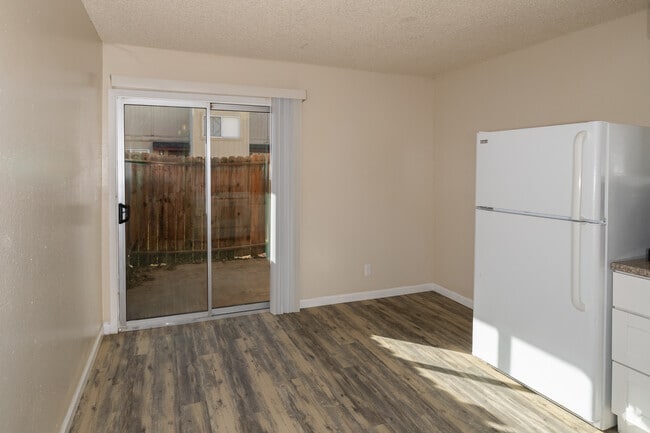 2BR, 1BA - 900SF - Dining Room - American River Garden Apartments