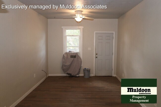 Foto del edificio - Recently updated 2 bed 1 bath 1.5 story home!