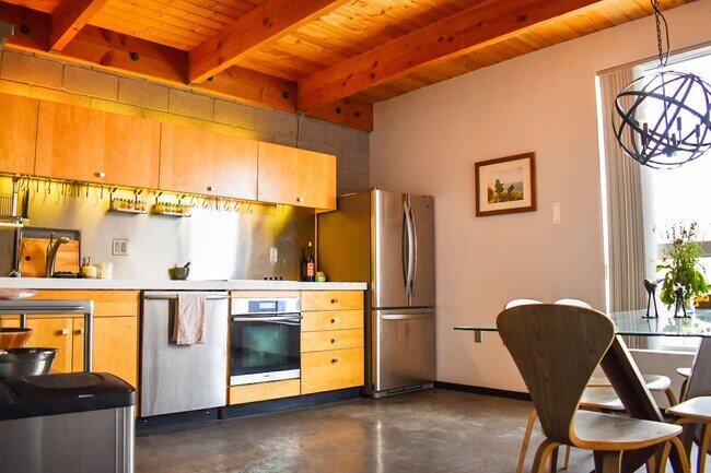 Kitchen - 727 E Portland St