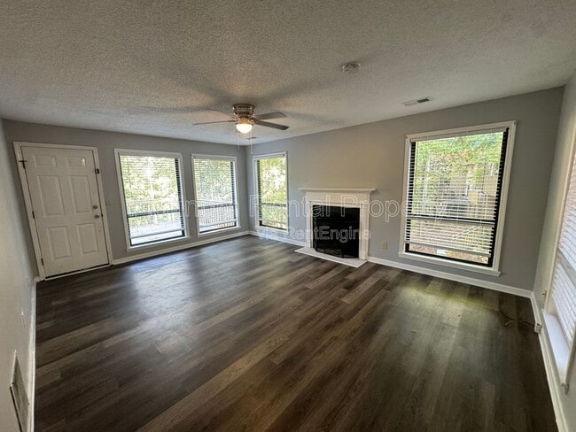 Foto del edificio - 1804 Pine Tree Dr