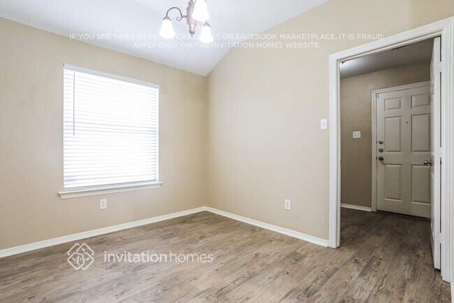 Foto del edificio - 4808 Bluebird Ln
