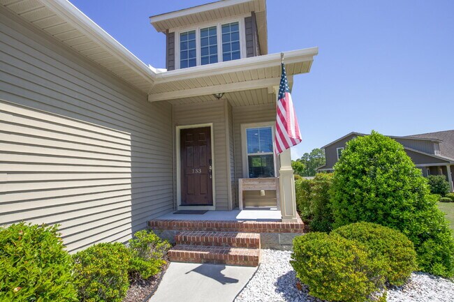 Foto del edificio - Charming End-Unit Townhome in Southern Pines