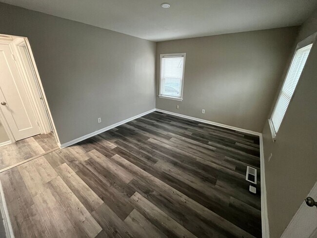 Building Photo - Renovated Two Bedroom One Bath Coming Avai...