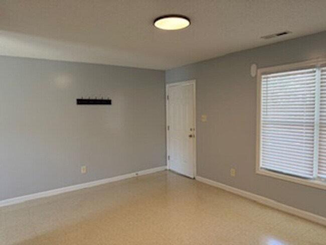 Building Photo - 245 Lakewood Dr