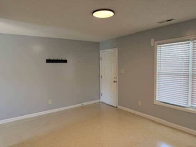 Foto del edificio - 245 Lakewood Dr