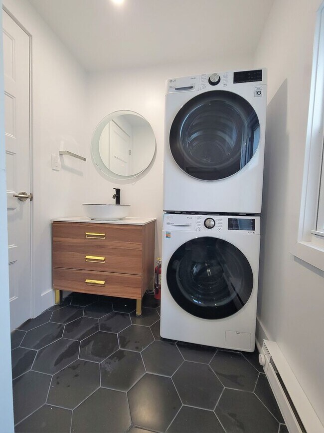 Foto del edificio - Beautiful fully renovated  2 bedroom available in Fairmount area!