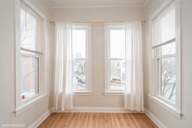 Foto del edificio - 1802 N Wilmot Ave