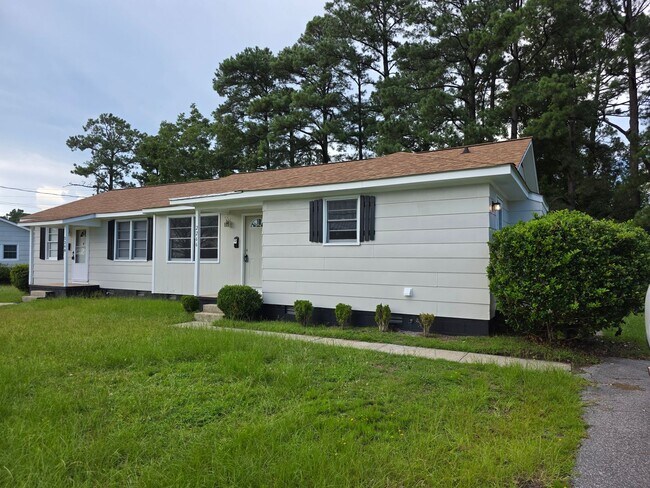 Building Photo - 2266 Onslow Dr