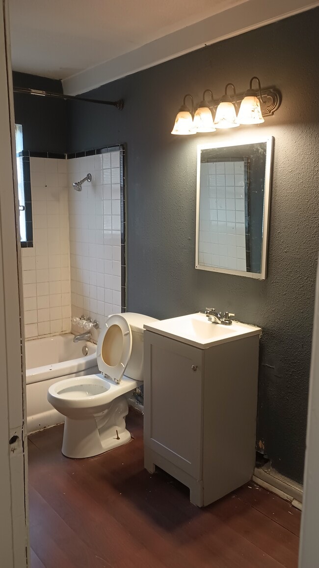 Bathroom. - 1406 Greenwood Ave