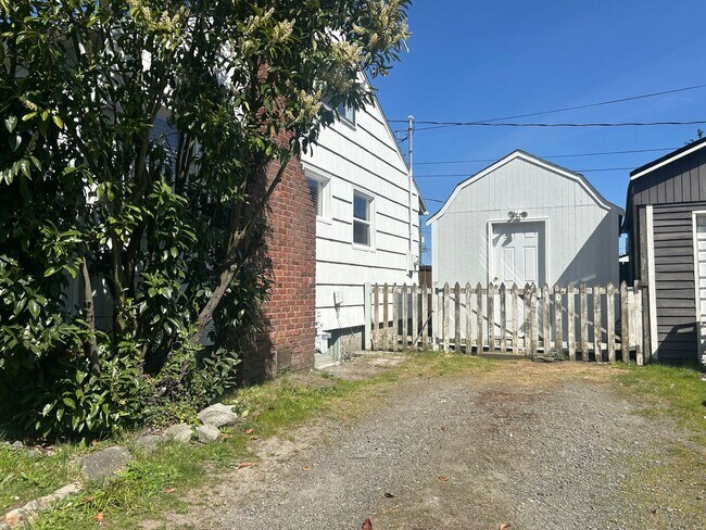 Foto del edificio - Stunning 2 bd 1 ba House with a basement a...