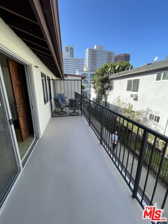 Foto del edificio - 1252 Barry Ave