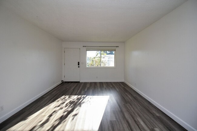 Building Photo - 6237-6239 SE Fern Ave