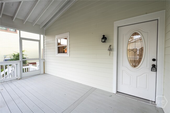 Building Photo - 909 Miller Ave