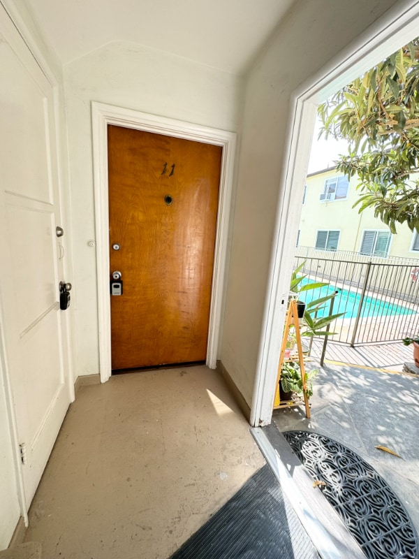 Building Photo - 905 N Sweetzer Ave