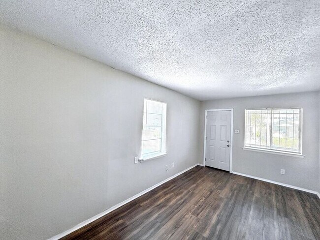 Foto del edificio - 2115 Bennett Ave