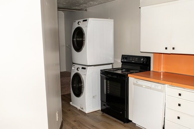 Building Photo - 701 E 200 N