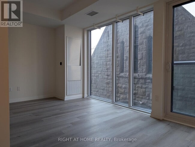Building Photo - 280 Dundas St W