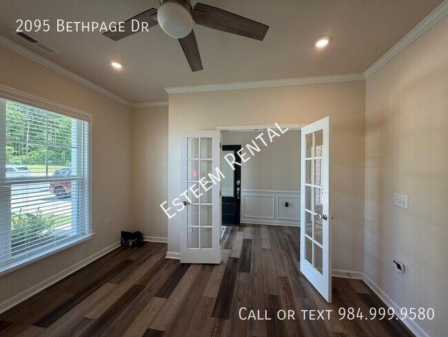 Foto del edificio - 2095 Bethpage Dr