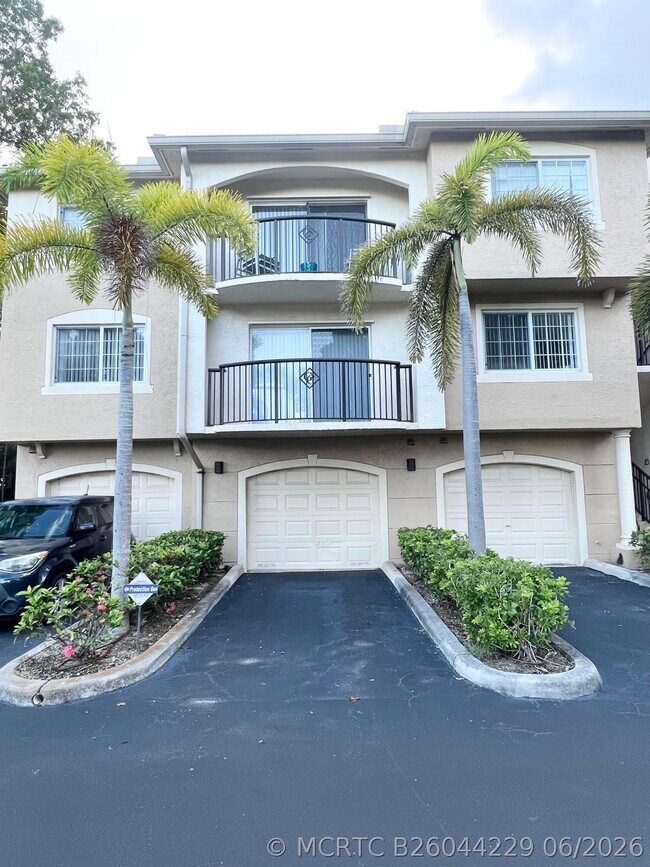 Building Photo - 1100 Crestwood Ct S