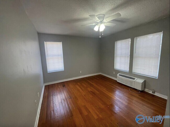 Foto del edificio - 425 E Tennessee St