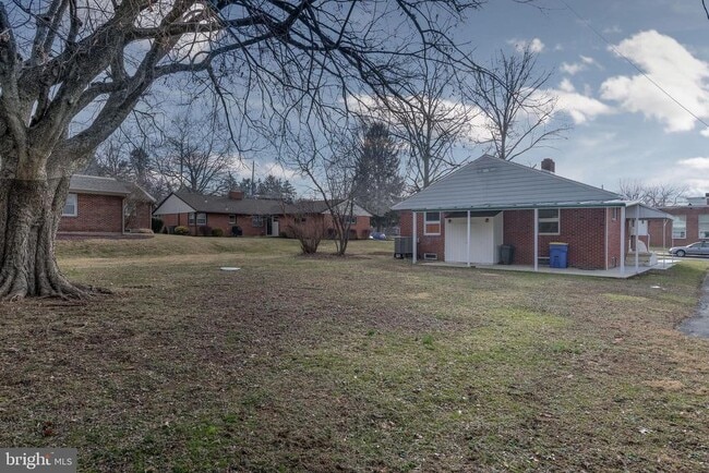 Foto del edificio - 2412 Dickinson Ave
