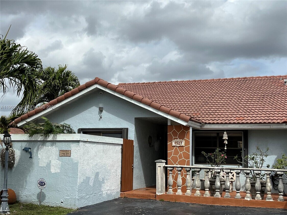 Foto del edificio - 4527 SW 143rd Pl