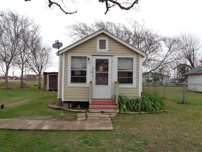 Building Photo - 310 S Avenue D