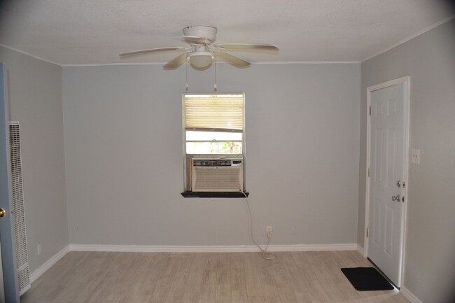 Foto del edificio - **NEWLY REMODELED DUPLEX 1 BD/ 1BTH** CALL...